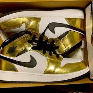 💰SOLD💰Air Jordan 1 Mid SE (GS) Size 6Y (8 Women’s)